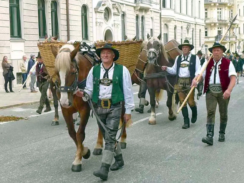 Samerberger bereichern Oktoberfestzug in München
